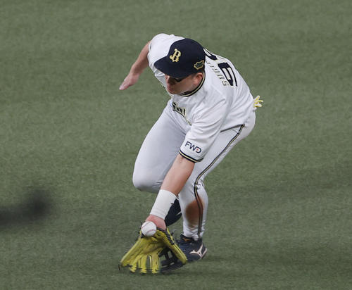 オリックス対ヤクルト　9回表ヤクルト2死二塁、オスナの打球をはじく杉本（撮影・前田充）
