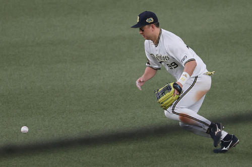 オリックス対ヤクルト　9回表ヤクルト2死二塁、オスナの右前打をはじく右翼手杉本（撮影・前田充）