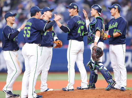オリックス対ヤクルト　オリックスに完封勝利し、ナインに迎えられる高橋（中央）（撮影・河田真司）