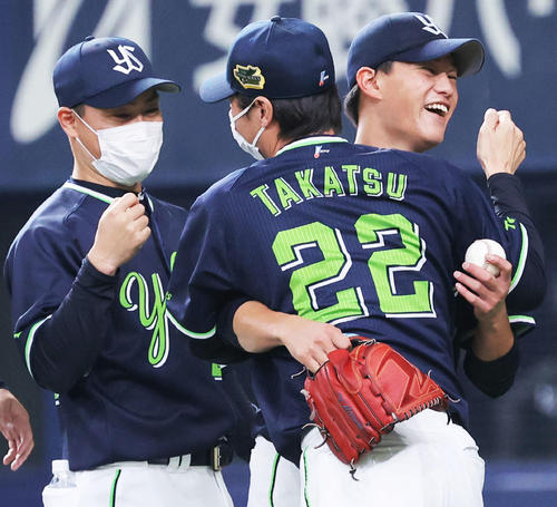 オリックス対ヤクルト　オリックスに勝利し、高津監督（手前）に迎えられるヤクルト高橋（右）（中央）と青木（撮影・河田真司）