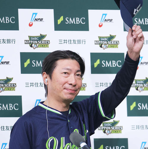 オリックス対ヤクルト　オリックスに勝利し、ファンに笑顔で応えるヤクルト高津監督（撮影・河田真司）