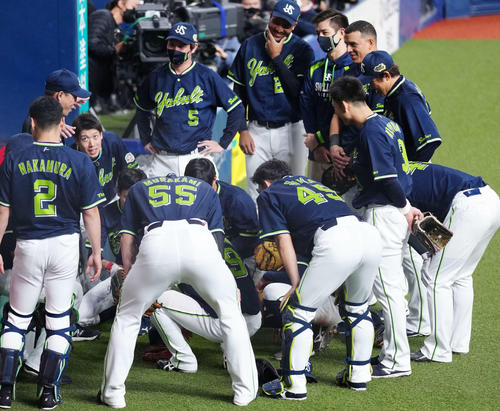 オリックス対ヤクルト　試合前、円陣で肩を組もうと伝えるヤクルト青木（左端）（撮影・江口和貴）