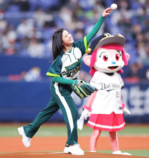 オリックス対ヤクルト　試合開始前、始球式に臨む吉高由里子（撮影・河田真司）