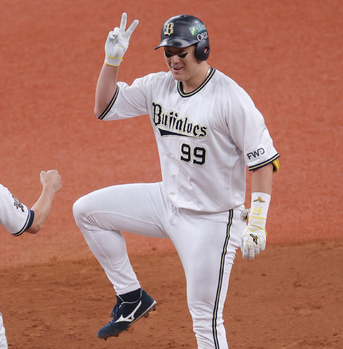 オリックス対ヤクルト　2回裏オリックス無死、左前打を放ちポーズを決める杉本（撮影・前田充）