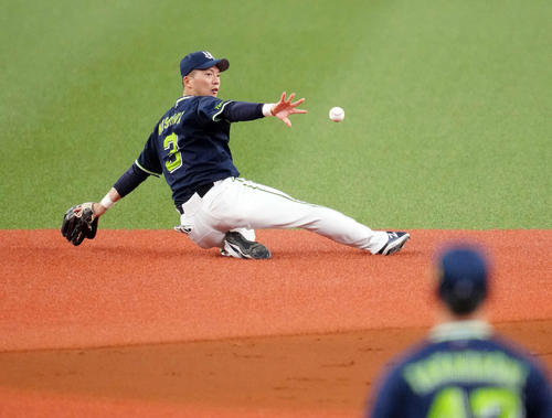 オリックス対ヤクルト　2回裏オリックス無死一塁、併殺となったラベロの打球を処理し二塁へバックトスする遊撃手西浦（撮影・江口和貴）
