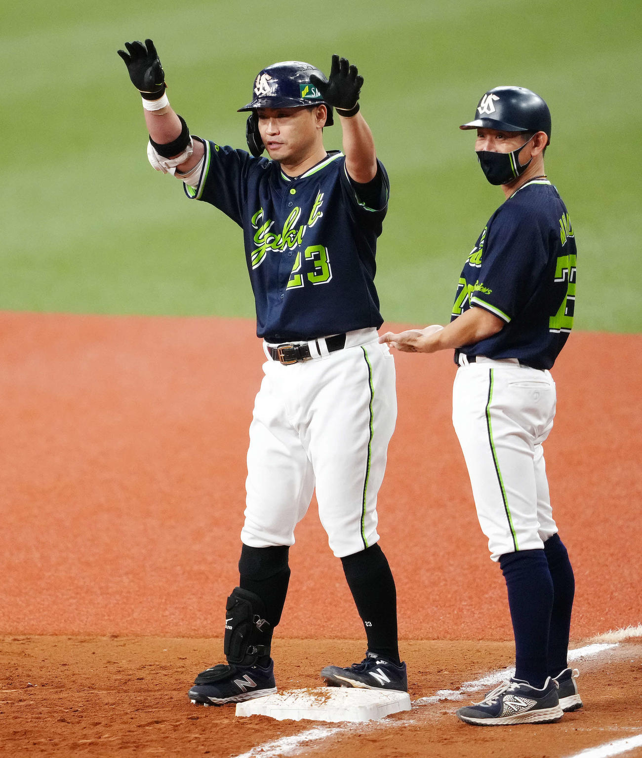 オリックス対ヤクルト　8回表ヤクルト2死一、二塁、先制適時打を放ちベンチに向かいポーズを決める青木（左）（撮影・江口和貴）