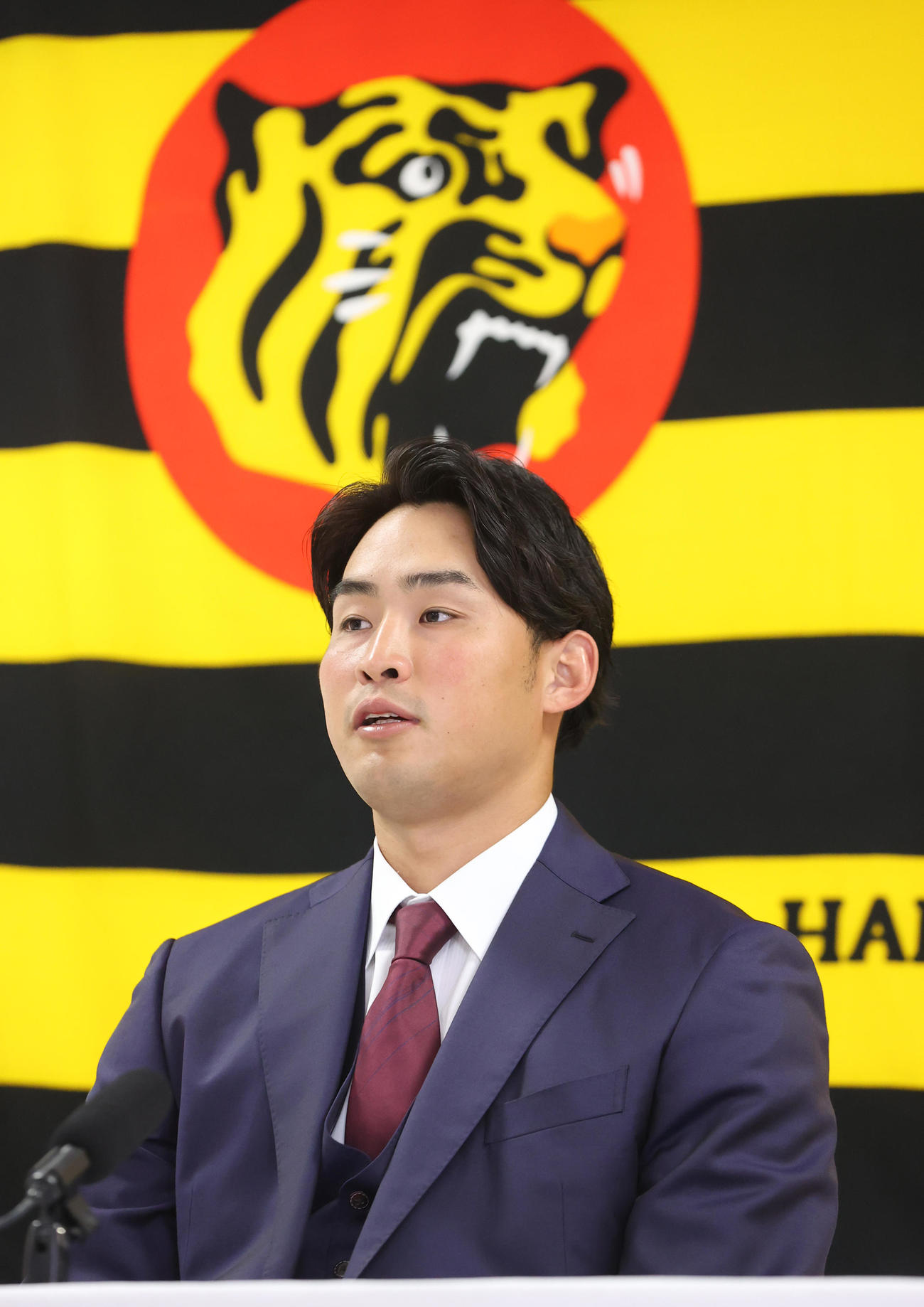 契約更改を終え、会見する佐藤蓮（代表撮影）