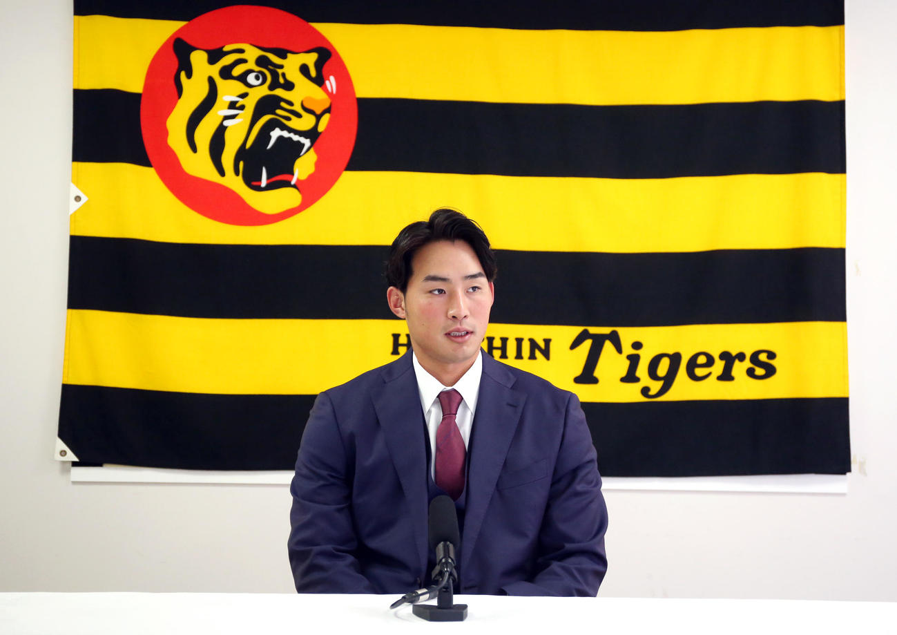 契約更改を終え、会見する佐藤蓮（代表撮影）