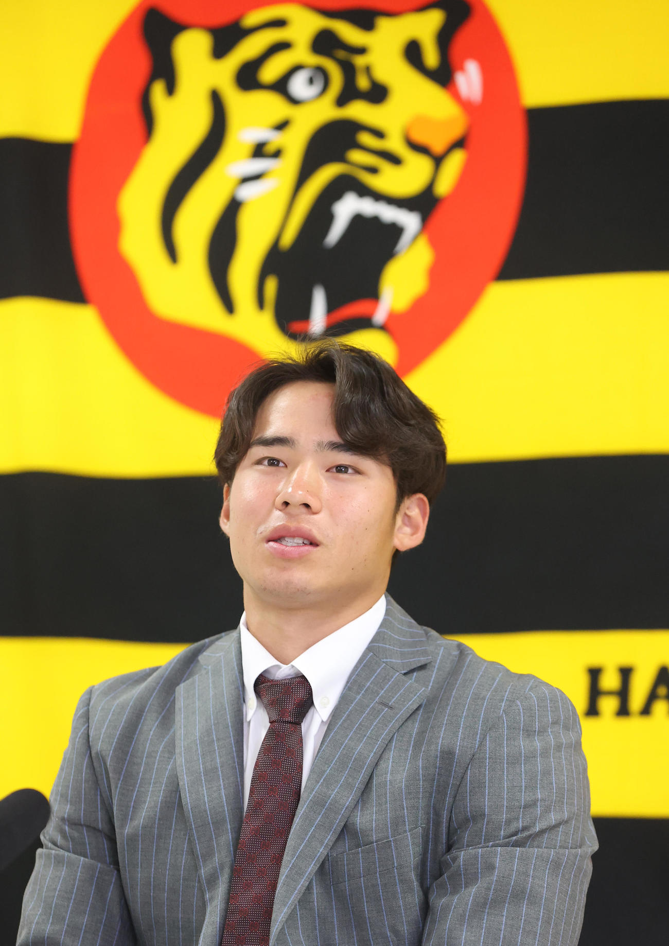 契約更改を終え、会見する遠藤（代表撮影）