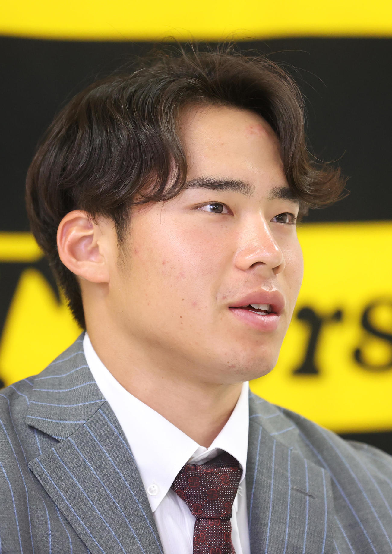 契約更改を終え、会見する遠藤（代表撮影）