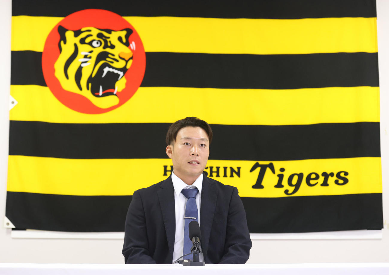 契約更改を終え、会見する藤田（代表撮影）