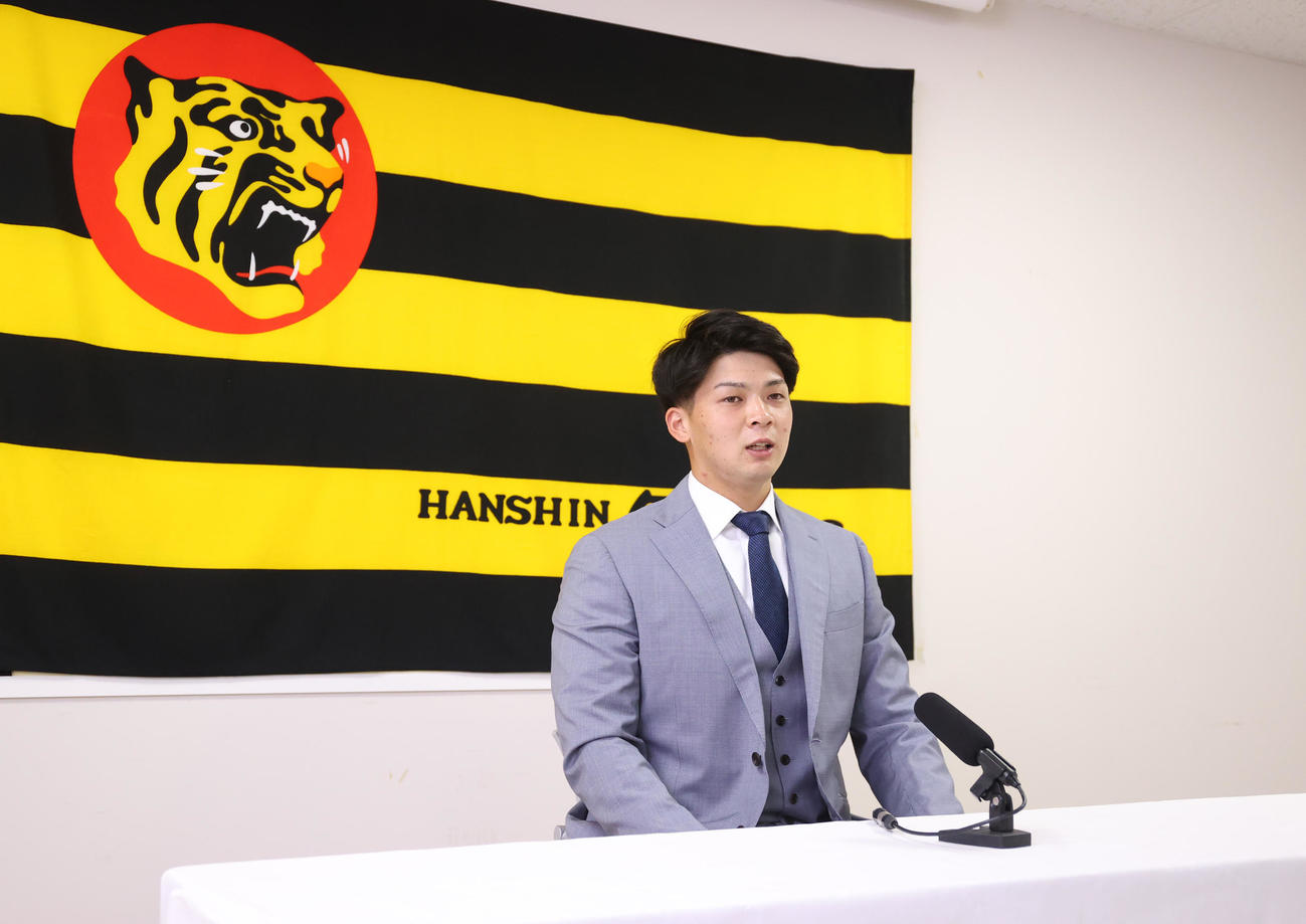 契約更改を終え、会見する阪神井上（代表撮影）