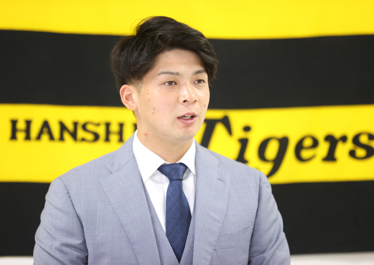 契約更改を終え、会見する阪神井上（代表撮影）