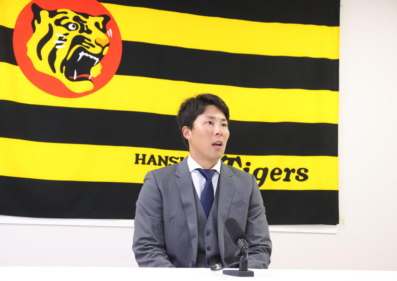 契約更改を終え、会見する阪神片山（代表撮影）