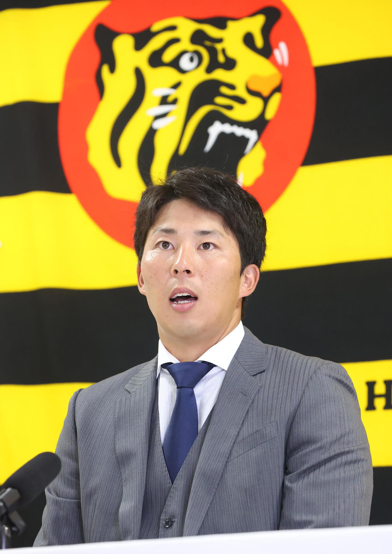 契約更改を終え、会見する阪神片山（代表撮影）
