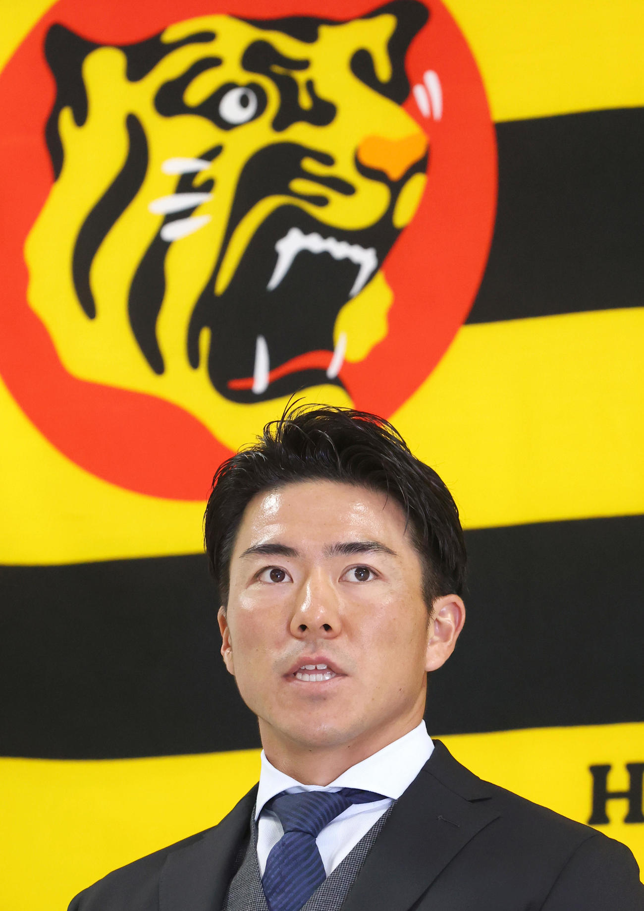 契約更改を終え、会見する長坂（代表撮影）