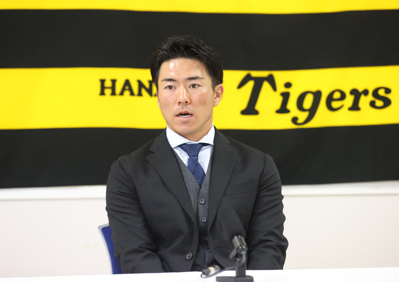 契約更改を終え、会見する長坂（代表撮影）