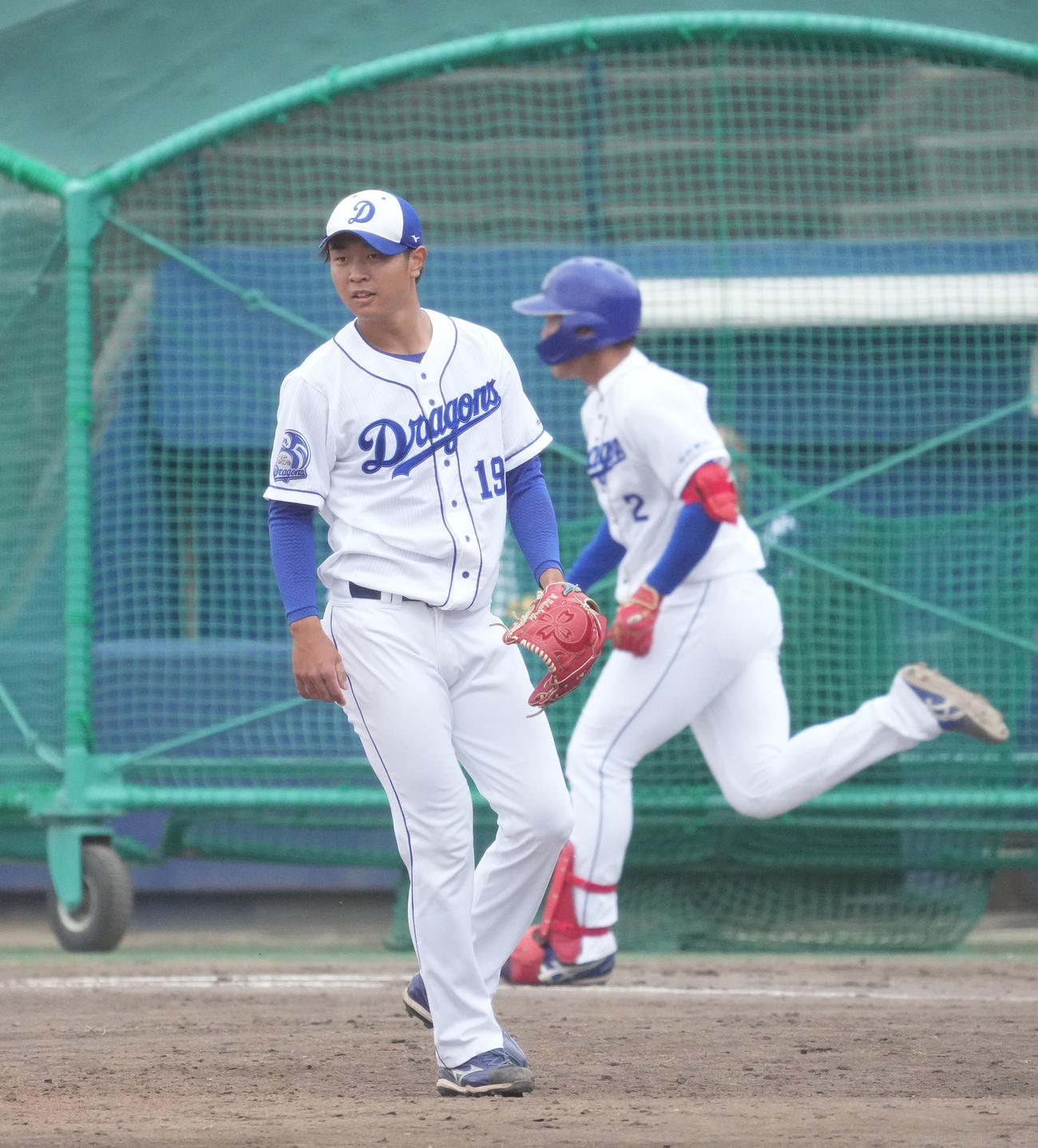 中日秋季キャンプ　シート打撃練習に登板し石川昂（右）を三ゴロに仕留めた高橋宏（左）（撮影・森本幸一）