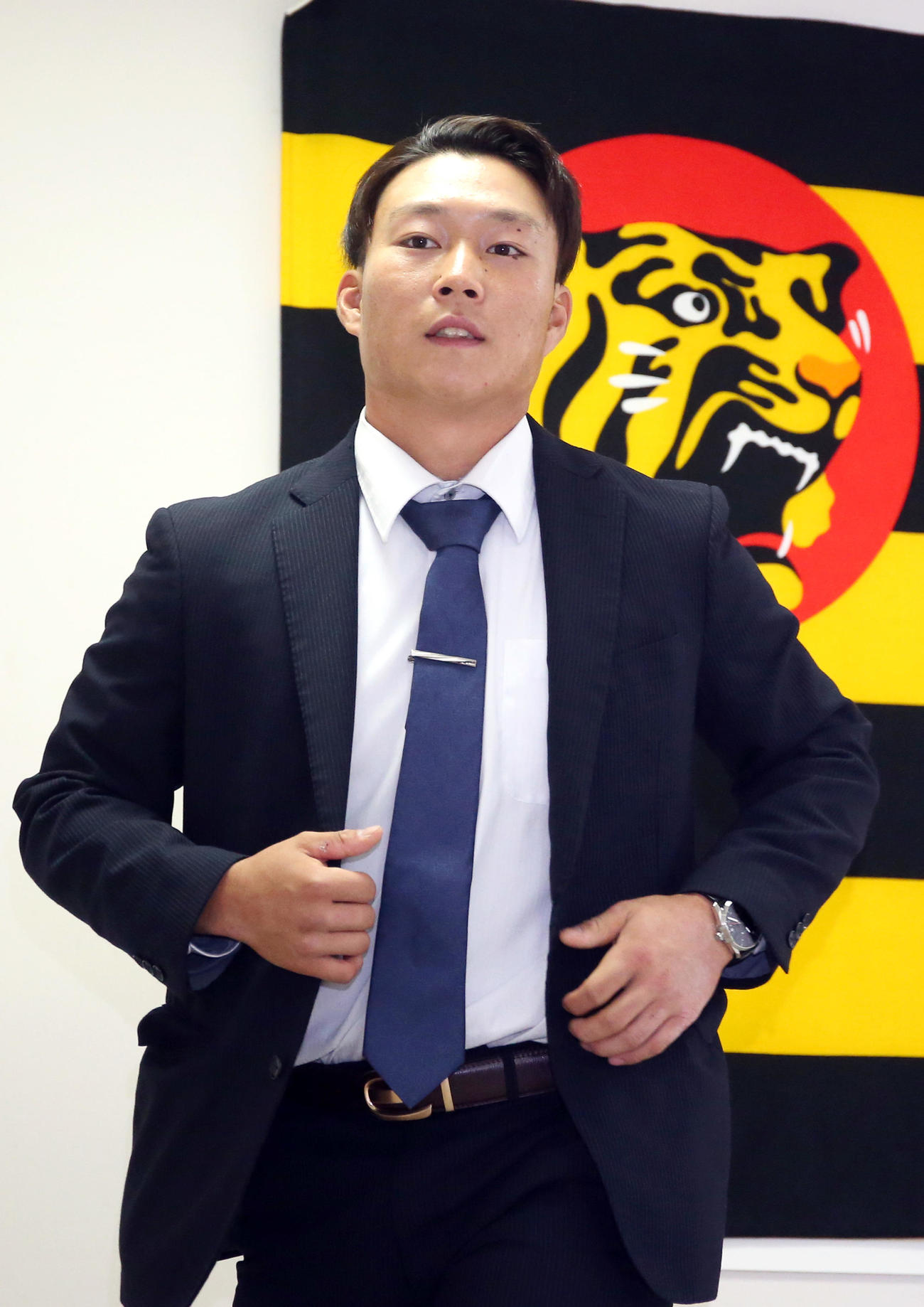 契約更改を終えて引き揚げる藤田（代表撮影）
