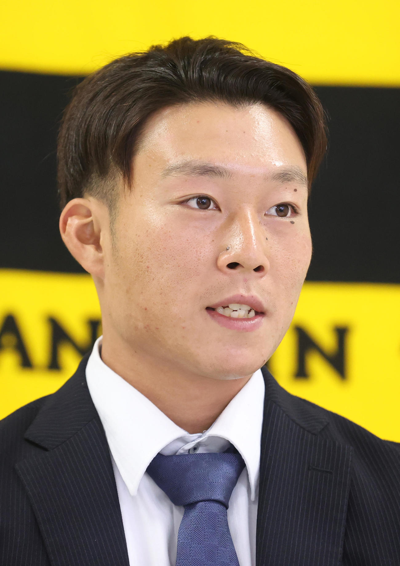 契約更改を終え、会見する藤田（代表撮影）