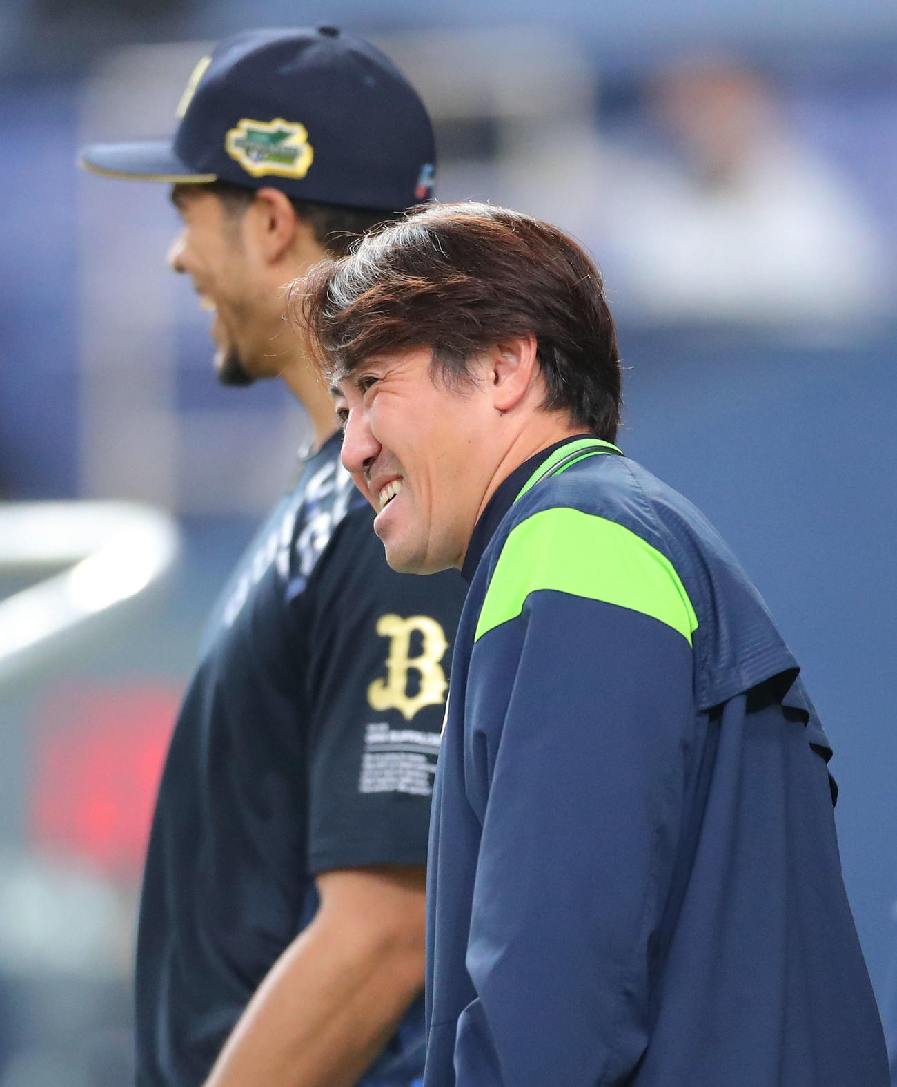 オリックス対ヤクルト　試合前、オリックスモヤ（奥）と言葉を交わすヤクルト内川（撮影・河田真司）