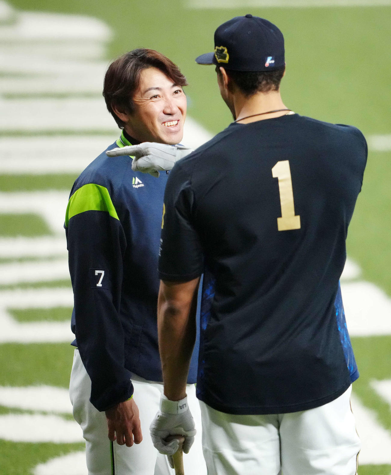 オリックス対ヤクルト　試合前、オリックスのモヤ（右）と言葉をかわすヤクルト内川（撮影・江口和貴）
