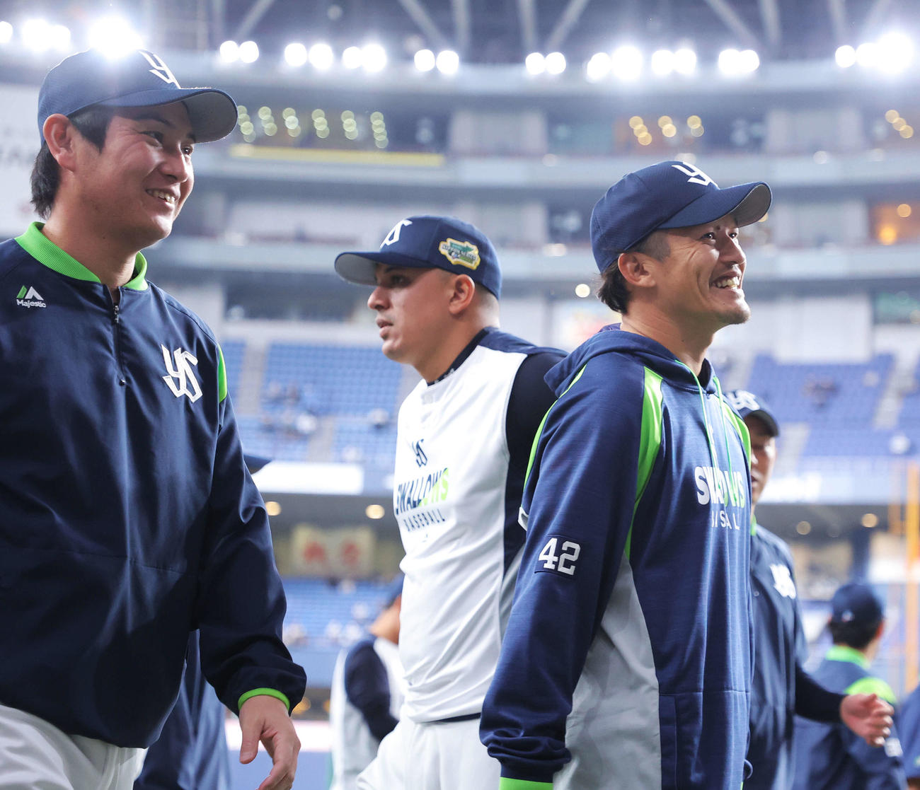 オリックス対ヤクルト　試合前、ウオーミングアップするヤクルトの、左から川端、オスナ、坂口（撮影・河田真司）