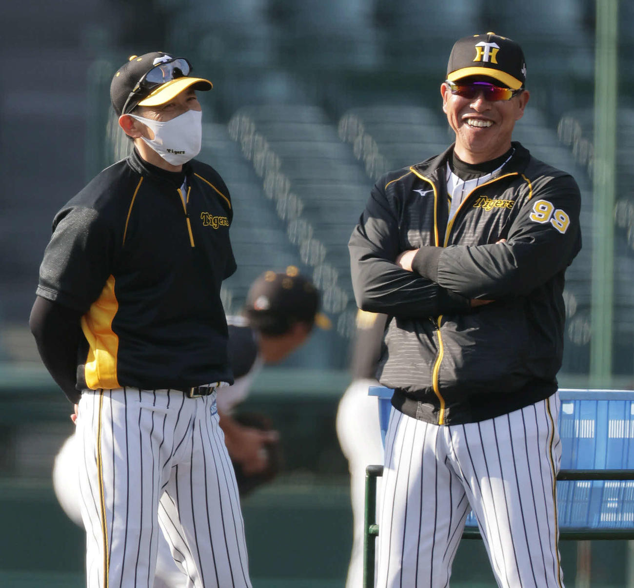 甲子園での練習をみる阪神矢野監督（左）と井上ヘッドコーチ（2021年11月18日撮影）