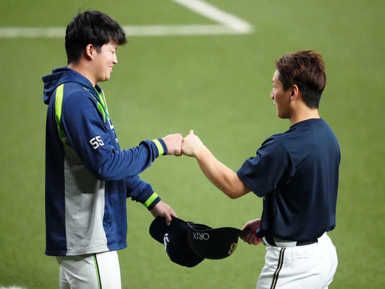 オリックス対ヤクルト　試合前、グータッチをかわすオリックス吉田正（右）とヤクルト村上（撮影・江口和貴）