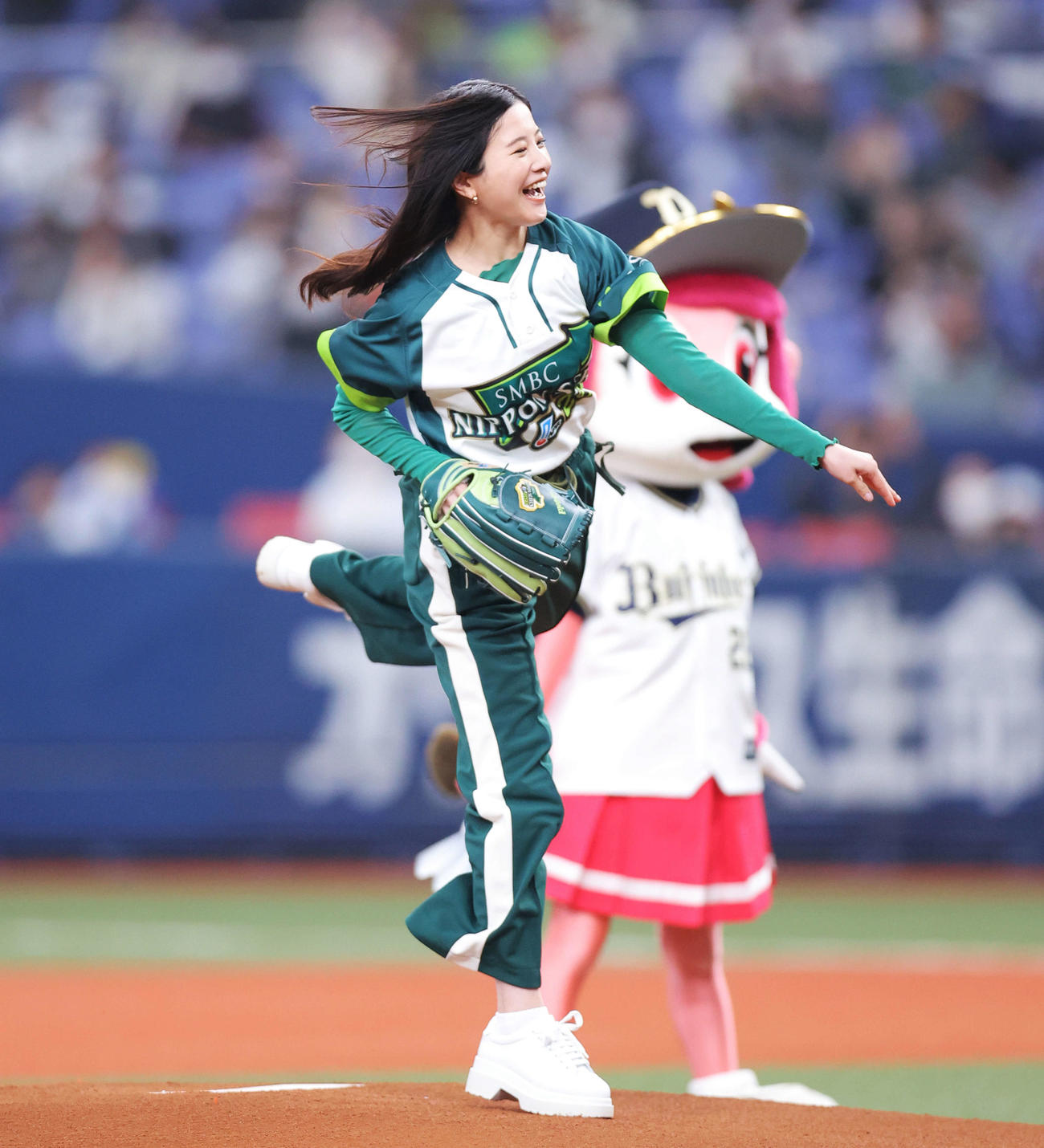 オリックス対ヤクルト　試合開始前、始球式に臨む吉高由里子（撮影・河田真司）