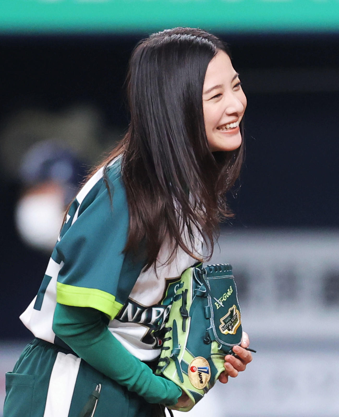 オリックス対ヤクルト　試合開始前、笑顔で始球式を終える吉高由里子（撮影・河田真司）