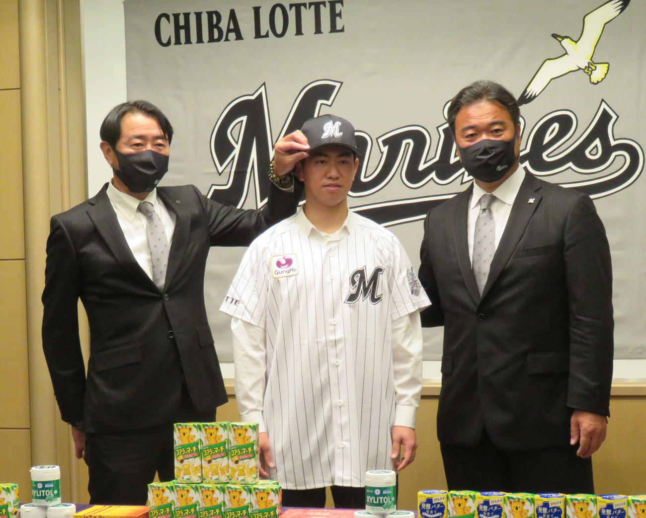 契約を終えたロッテのドラフト4位、二松学舎大付・秋山（中央）。左は中川担当スカウト、右は永野スカウト部長