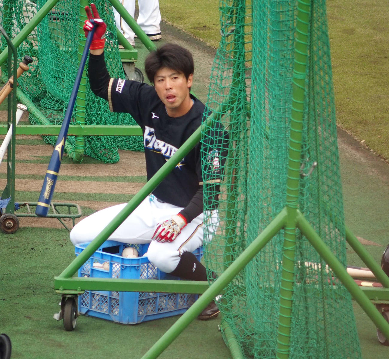 秋季練習で打撃練習に備える日本ハム五十幡（撮影・中島宙恵）