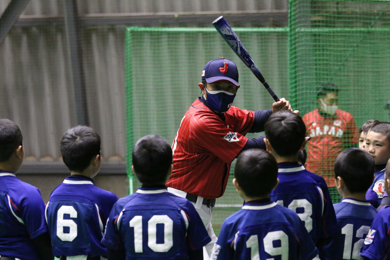 野球教室で子どもたちに指導する侍ジャパン稲葉前監督（撮影・田中彩友美）