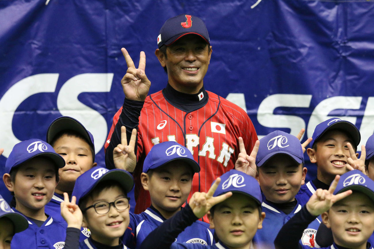 野球教室で子どもたちとピースサインする侍ジャパン稲葉前監督（撮影・田中彩友美）