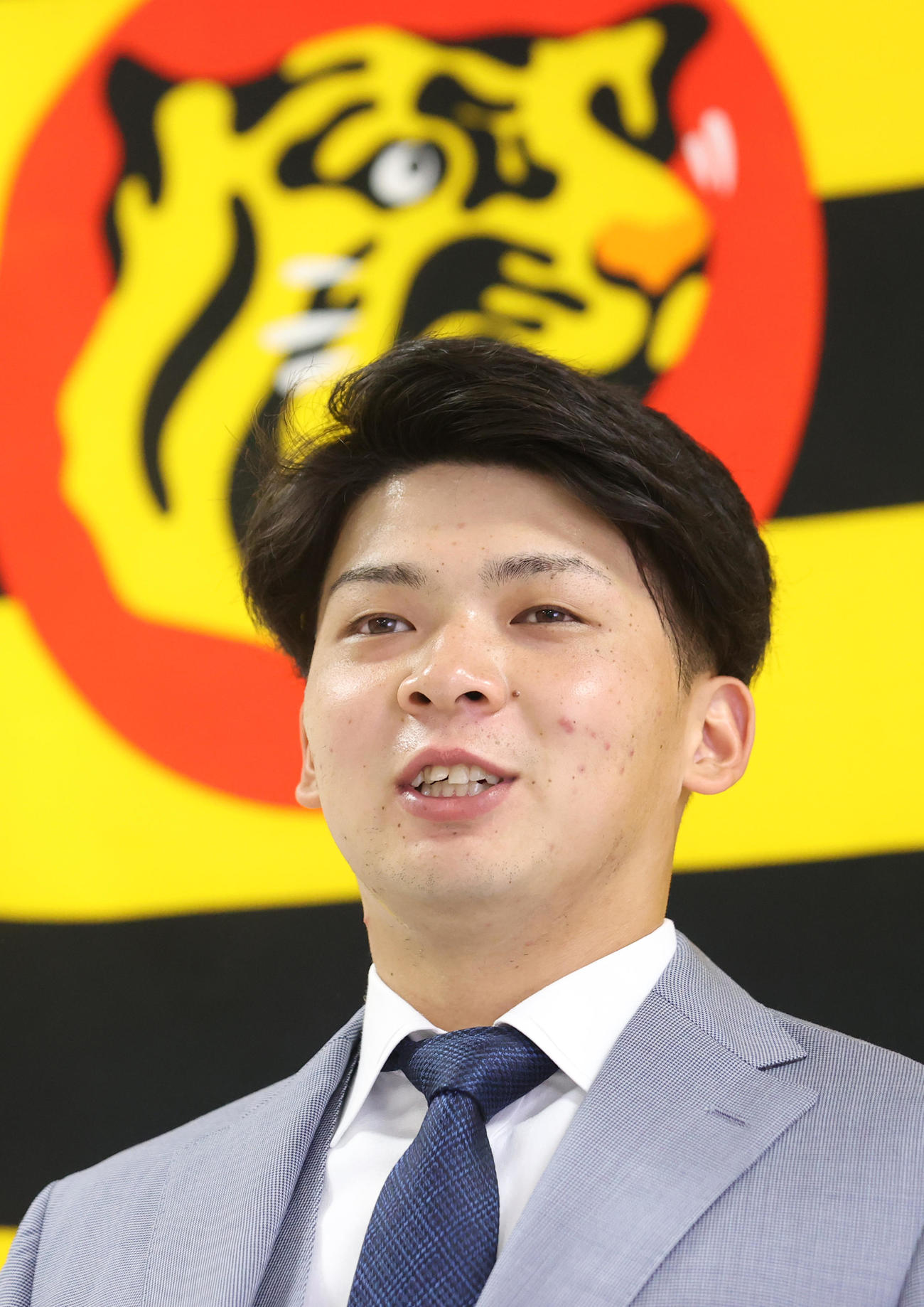 契約更改交渉を終え、会見する井上（代表撮影）