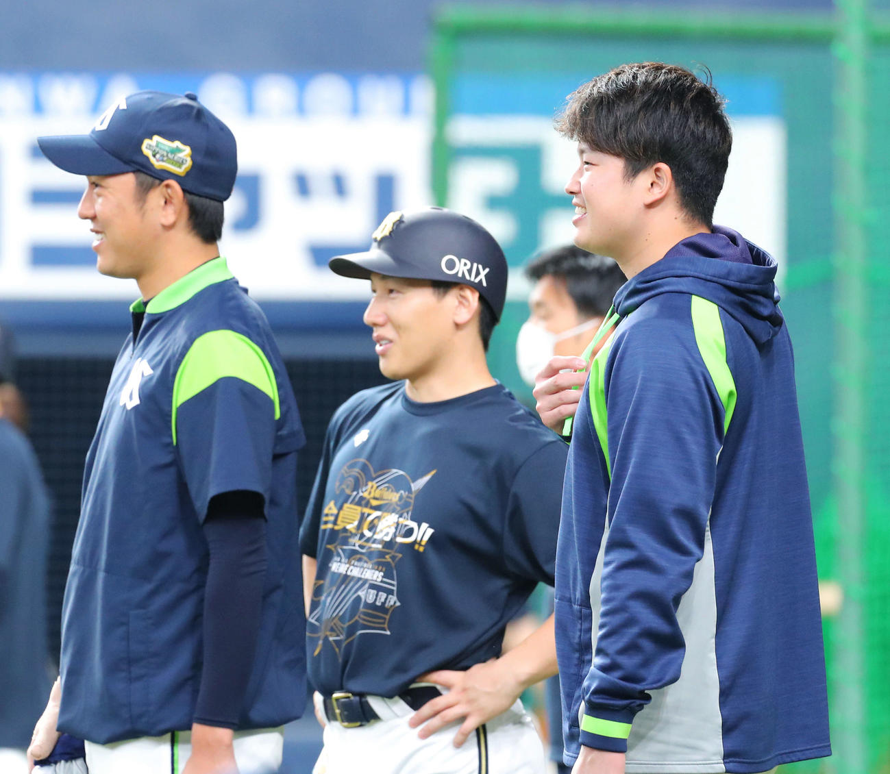 オリックス対ヤクルト　試合前、ヤクルト原（左）村上（右）と会話するオリックス吉田正（撮影・河田真司）
