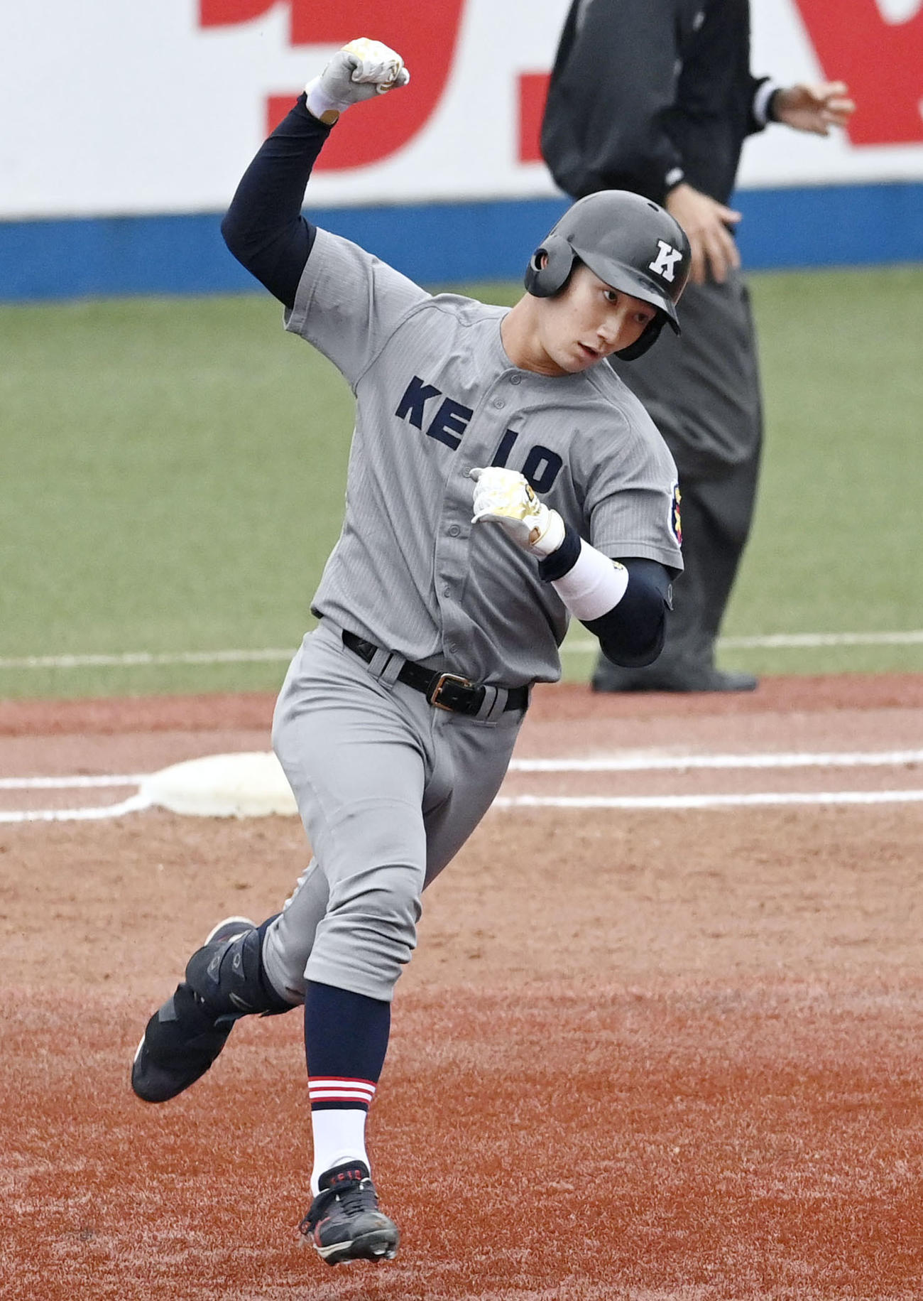 先制本塁打を放ちガッツポーズする慶大・正木