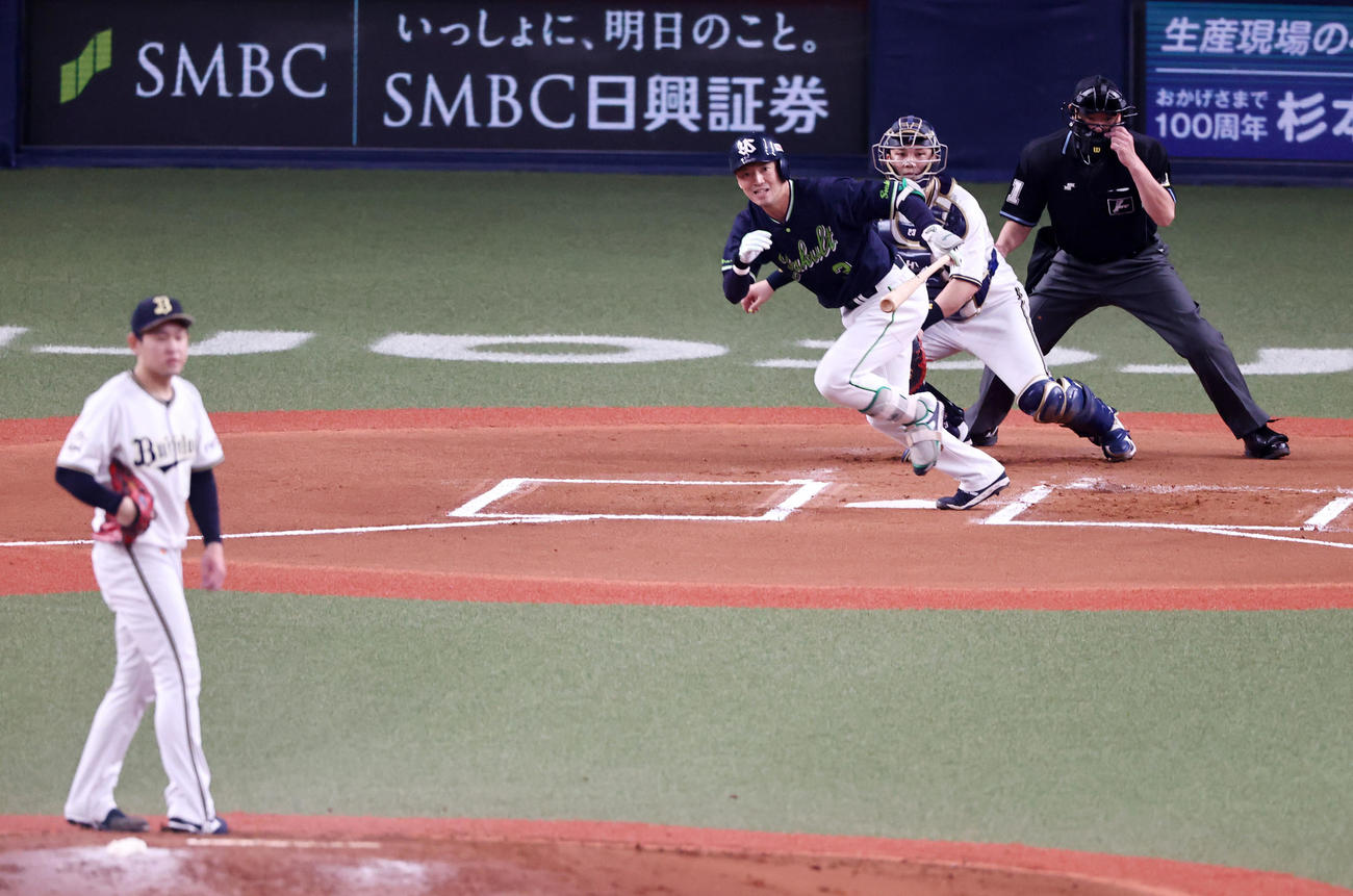 オリックス対ヤクルト　6回表ヤクルト1死、西浦は中前を放つ。投手は宮城（撮影・加藤哉）