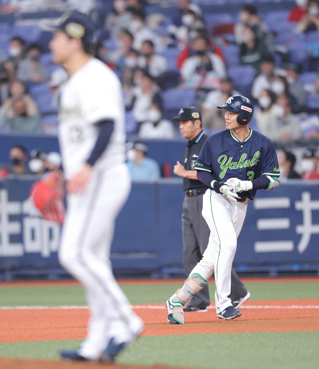 オリックス対ヤクルト　6回表ヤクルト無死、宮城（手前）から中前打を放ち出塁する西浦（撮影・河田真司）