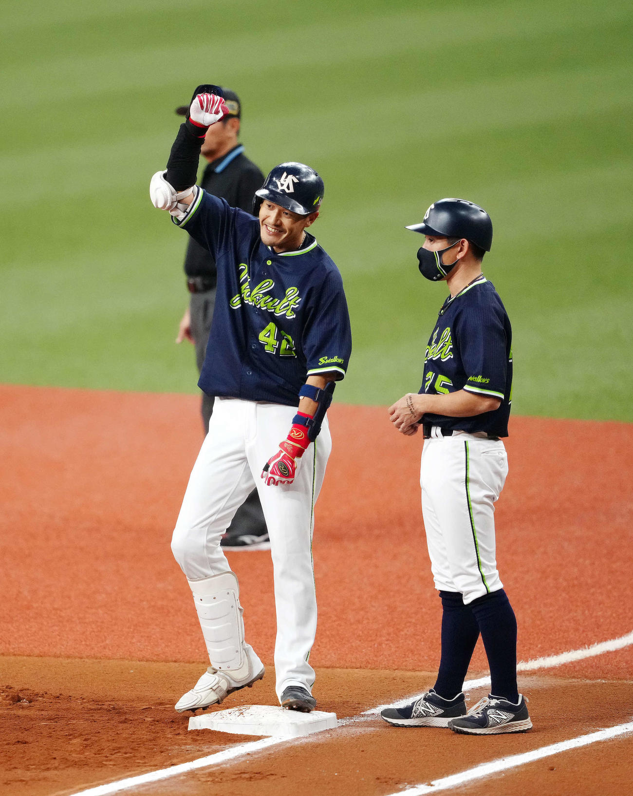 オリックス対ヤクルト　6回表ヤクルト1死一塁、左前打を放ちガッツポーズする坂口（左）（撮影・江口和貴）