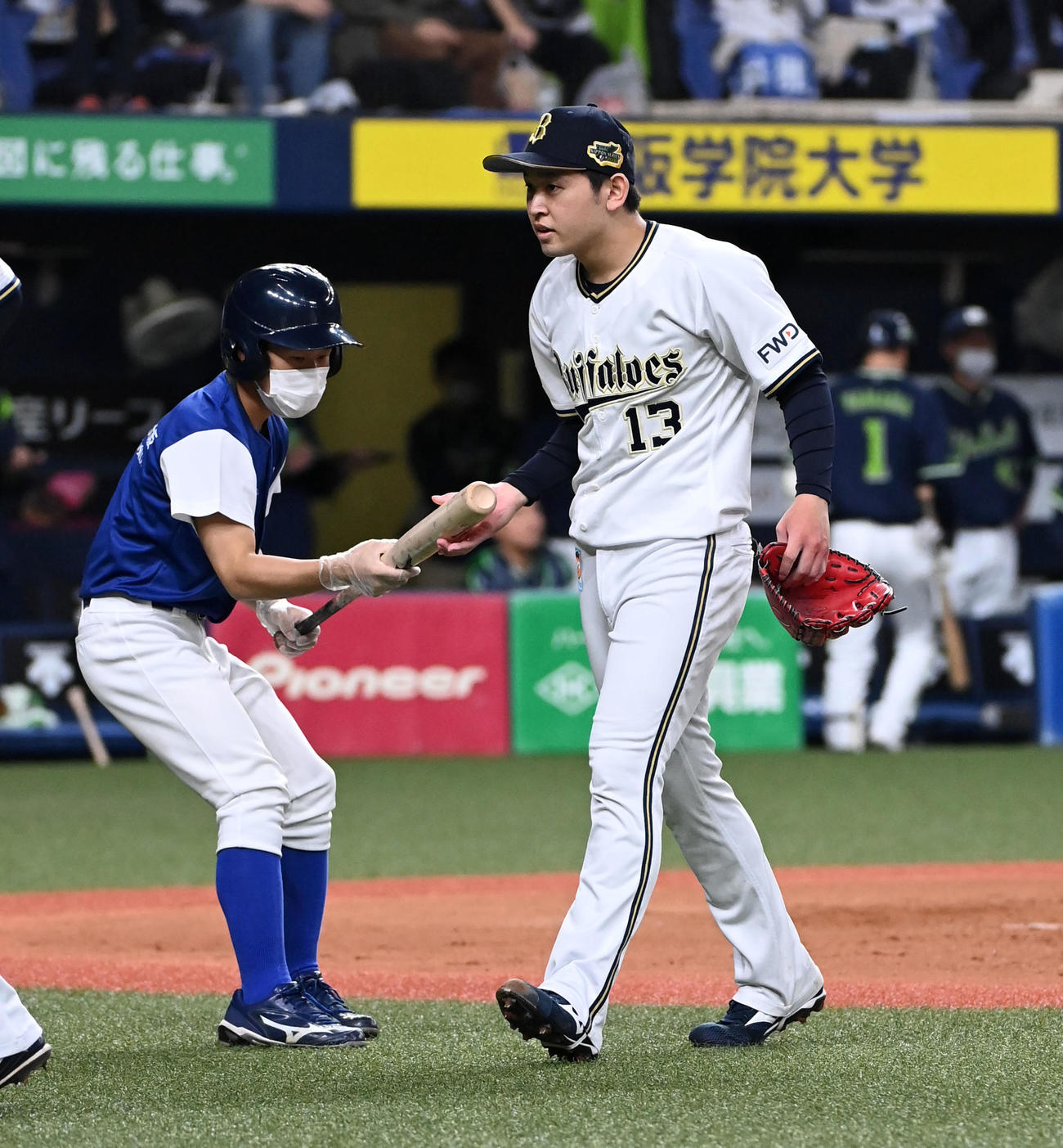 6回、拾った青木のバットをボールボーイに手渡す宮城（撮影・前岡正明）