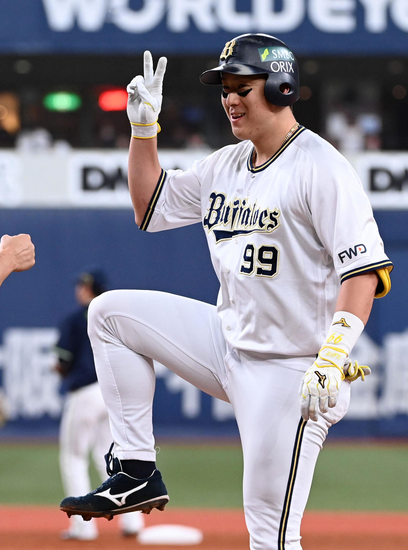 オリックス対ヤクルト　2回裏オリックス無死、杉本は左前打を放ラベロ・ハンド・シェイクを決める（撮影・前岡正明）
