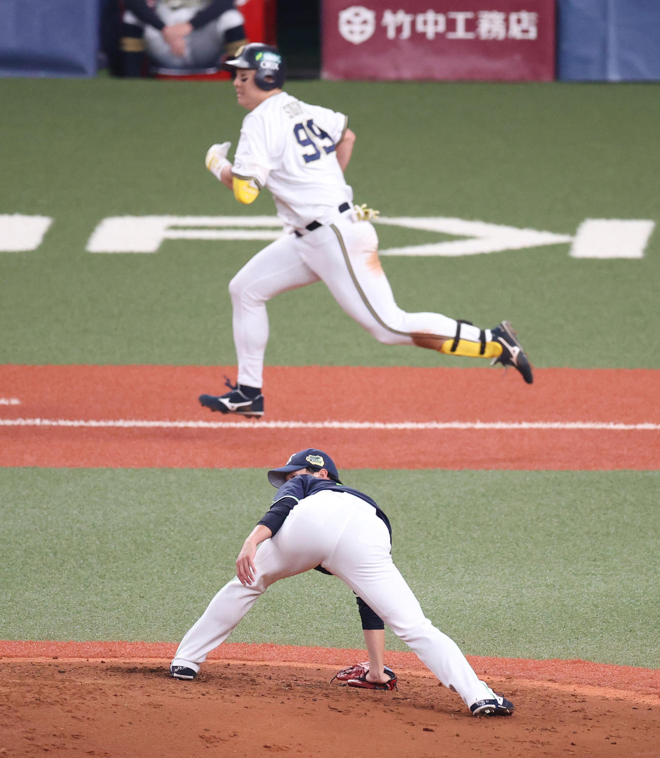 オリックス対ヤクルト　4回裏オリックス2死、杉本（奥）に二塁への内野安打を許すヤクルト高橋（撮影・清水貴仁）
