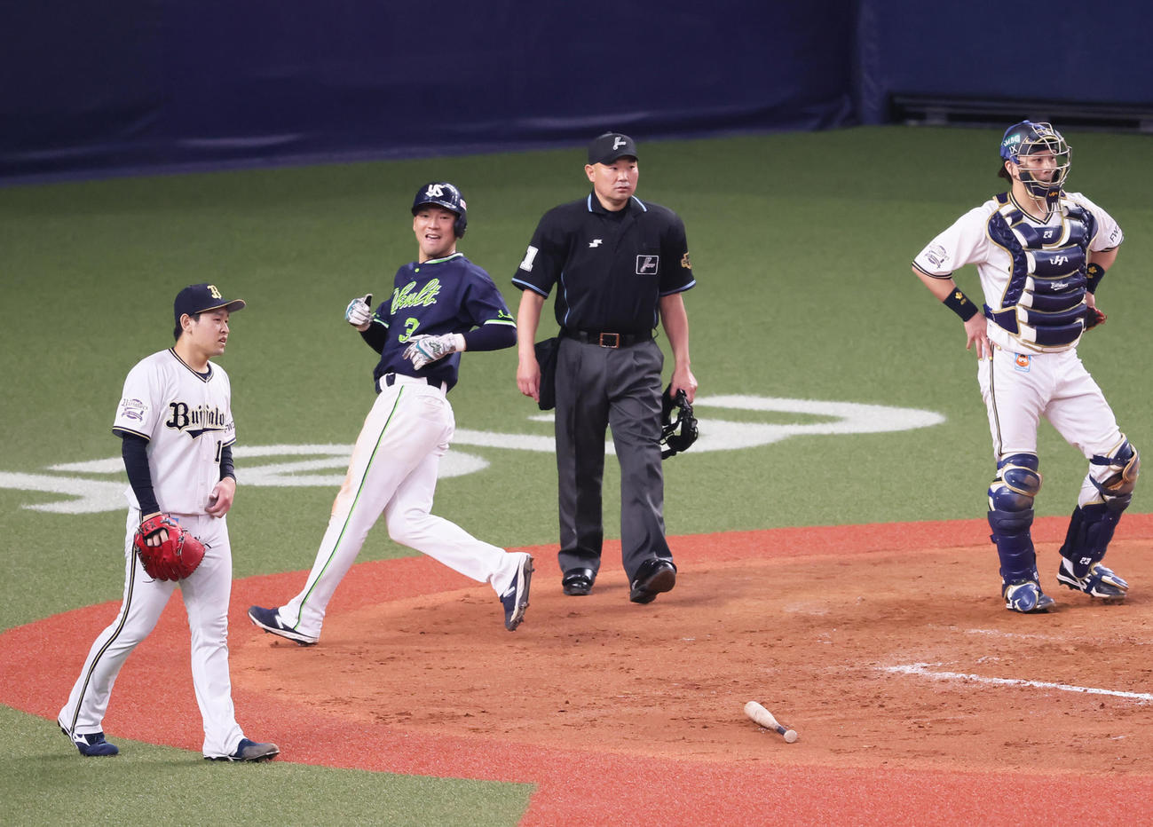 8回表ヤクルト2死一、二塁、青木に中前適時打を浴び、ぼうぜんとする宮城（左端）と伏見（撮影・足立雅史）