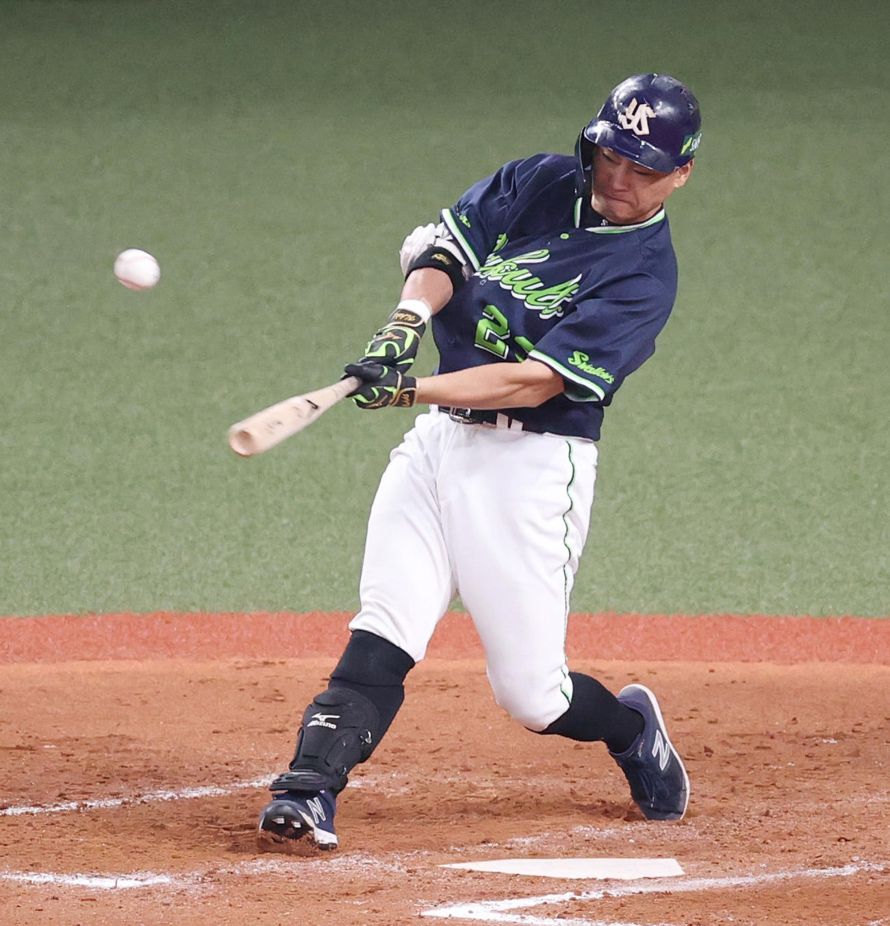 オリックス対ヤクルト　8回表ヤクルト2死一、二塁、中前へ先制適時打を放つ青木（撮影・清水貴仁）