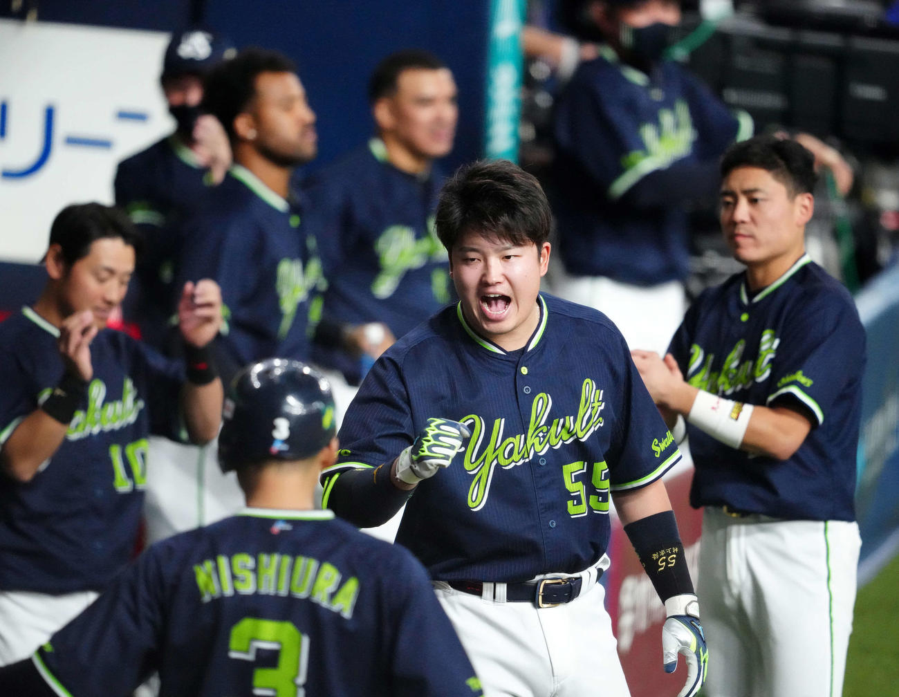 オリックス対ヤクルト　8回表ヤクルト2死一、二塁、青木の先制適時打で生還した西浦（手前左）を迎える村上（撮影・江口和貴）