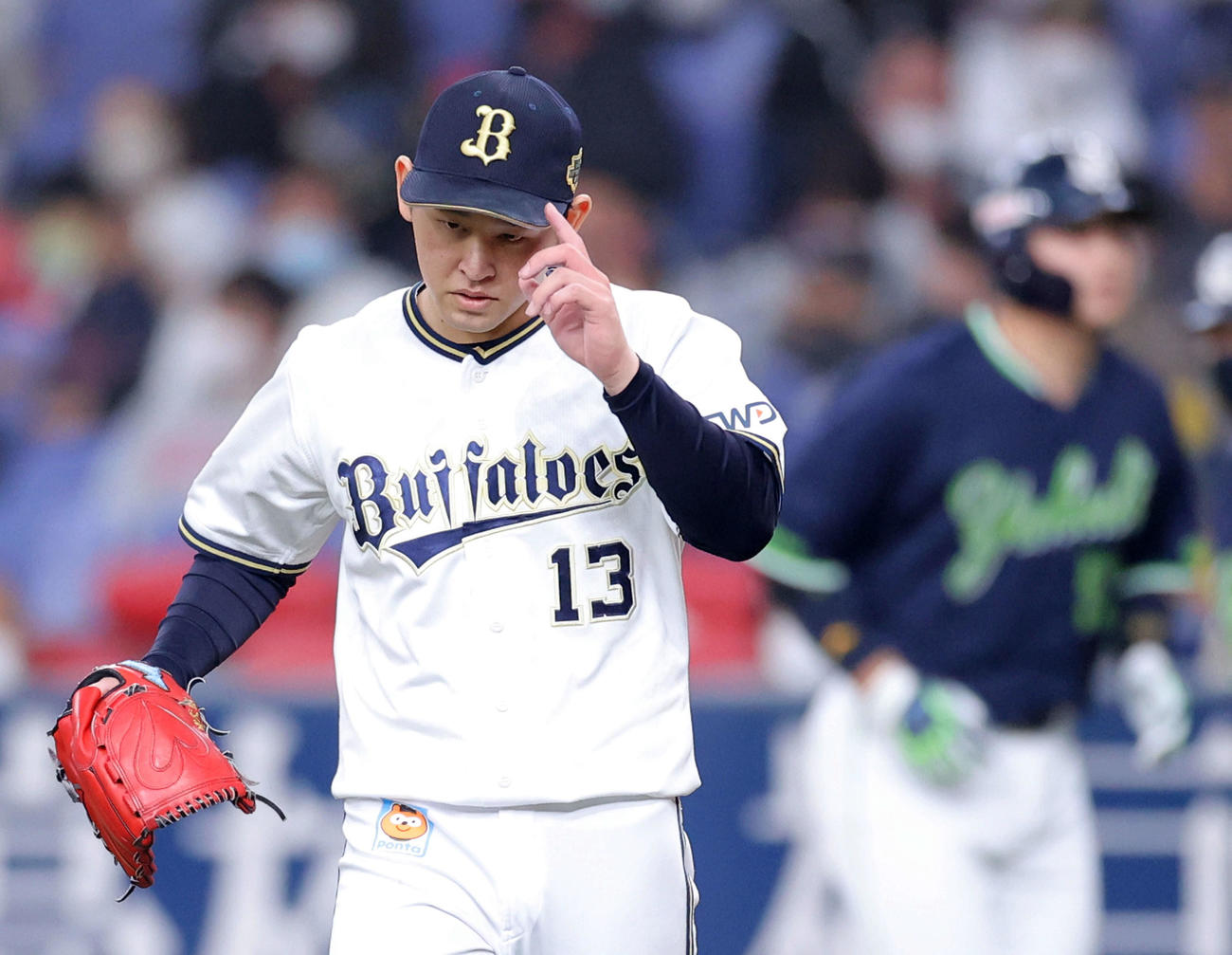 オリックス対ヤクルト　5回表ヤクルト無死、村上（後方右）を二ゴロに抑える宮城（撮影・河田真司）