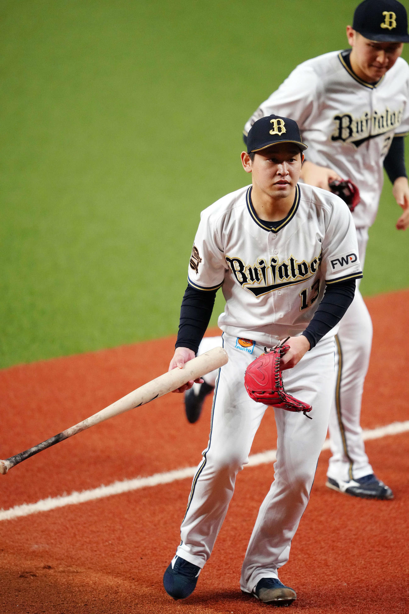オリックス対ヤクルト　6回表終了後、ヤクルト青木のバットを拾うオリックス先発の宮城（撮影・江口和貴）