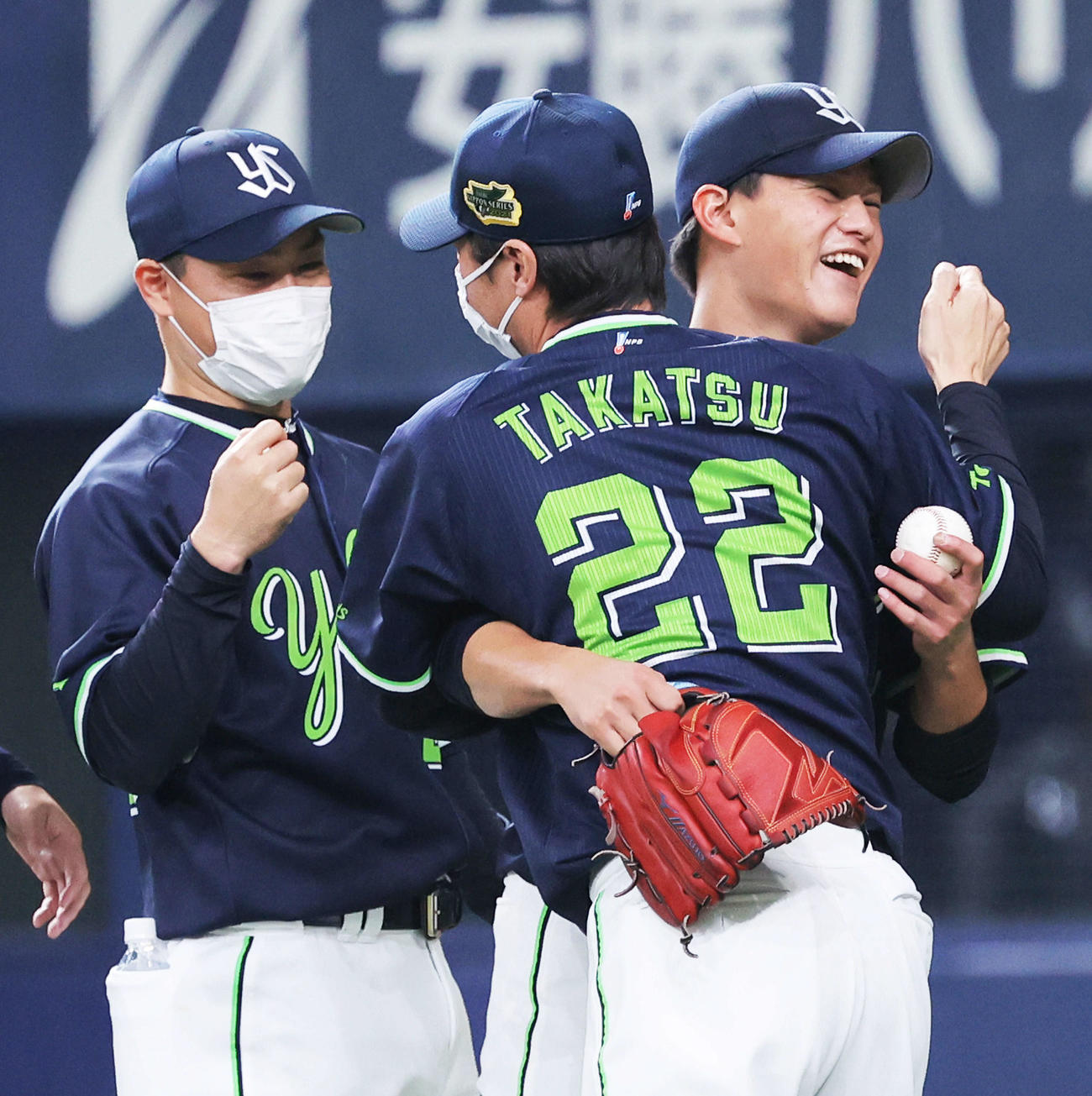 オリックス対ヤクルト　オリックスに勝利し、高津監督（手前）に迎えられるヤクルト高橋（右）（中央）と青木（撮影・河田真司）
